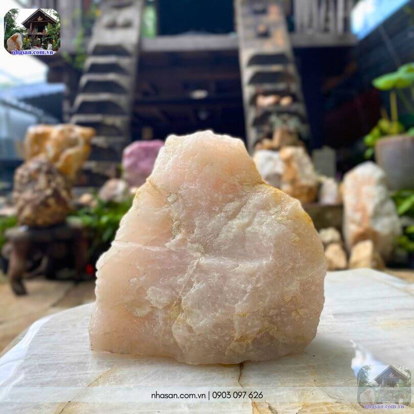 Khối đá thạch anh hồng thô K294 đặt trên mặt bàn đá thạch anh trắng tại kho đá Nhà Sàn Tây Nguyên Khối đá thạch anh hồng thô K294 đặt trên mặt bàn đá thạch anh trắng tại kho đá Nhà Sàn Tây Nguyên
