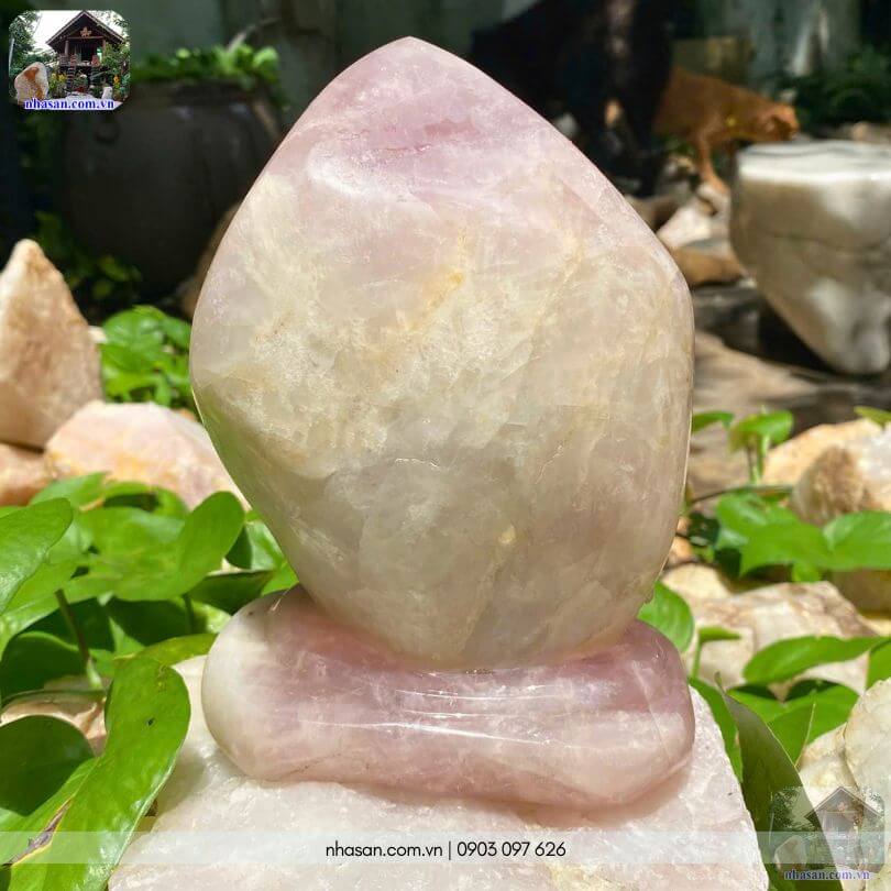 Mặt sau trụ đá phô diễn trọn vẹn những đường vân mây tự nhiên cùng sắc hồng phấn ấm áp. Mặt sau trụ đá phô diễn trọn vẹn những đường vân mây tự nhiên cùng sắc hồng phấn ấm áp.