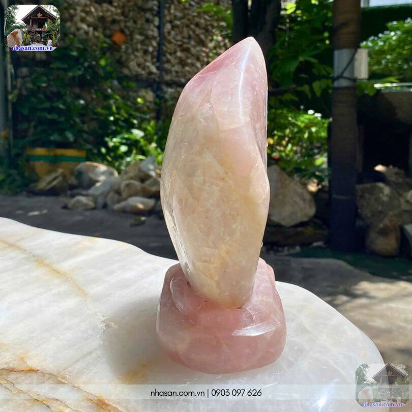 Góc nghiêng bên phải cho thấy độ dày dặn ~6.5cm và độ bóng mượt của khối đá tự nhiên. Góc nghiêng bên phải cho thấy độ dày dặn ~6.5cm và độ bóng mượt của khối đá tự nhiên.