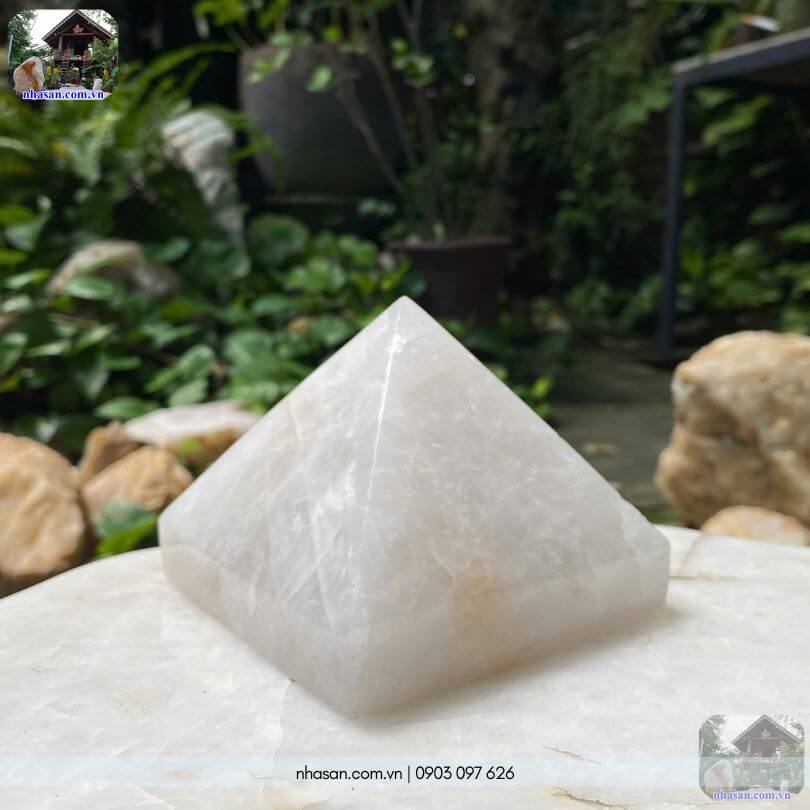 Khối đá thạch anh kim tự tháp T153 nguyên khối với đường vân sắc nét, tự nhiên. Khối đá thạch anh kim tự tháp T153 nguyên khối với đường vân sắc nét, tự nhiên.