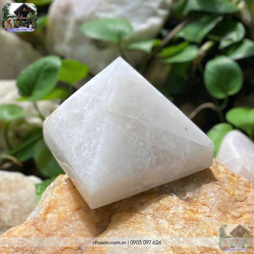 Vẻ đẹp độc bản của thạch anh trắng tự nhiên dưới góc nhìn cận cảnh góc tháp. Vẻ đẹp độc bản của thạch anh trắng tự nhiên dưới góc nhìn cận cảnh góc tháp.