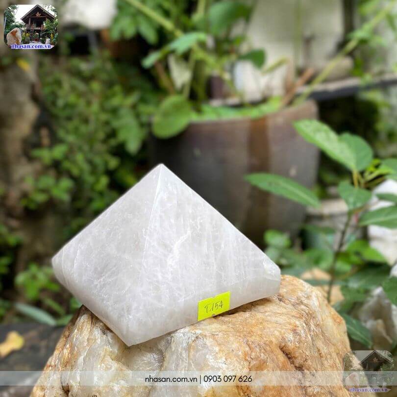 Bề mặt đá thạch anh tự nhiên độc bản với năng lượng dương cực mạnh mẽ. Bề mặt đá thạch anh tự nhiên độc bản với năng lượng dương cực mạnh mẽ.