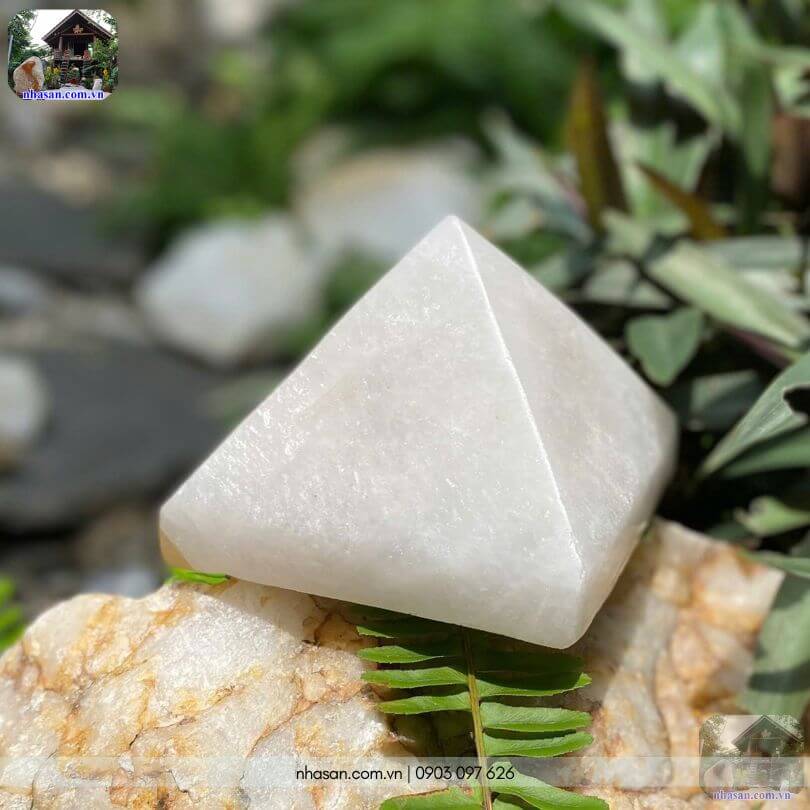 Đá thạch anh kim tự tháp T155 - Vật phẩm phong thủy đặt tại bàn làm việc hoặc không gian thiền định giúp tĩnh tâm Đá thạch anh kim tự tháp T155 - Vật phẩm phong thủy đặt tại bàn làm việc hoặc không gian thiền định giúp tĩnh tâm