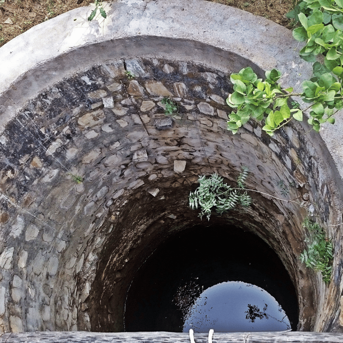 Giếng nước cạn, bỏ hoang được cho là dấu hiệu tích tụ nhiều âm khí tiêu cực Giếng nước cạn, bỏ hoang được cho là dấu hiệu tích tụ nhiều âm khí tiêu cực