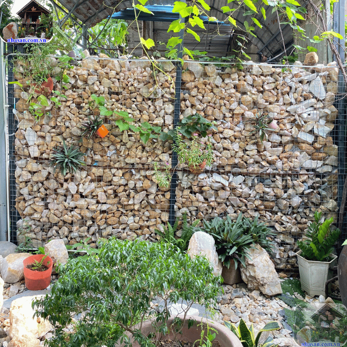 Tường rào đá thạch anh lắp rọ Tường rào đá thạch anh lắp rọ