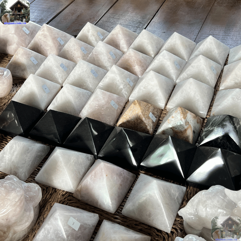 Kho đá Nhà Sàn Tây Nguyên là nơi hội tụ đầy đủ các loại đá thạch anh và vật phẩm phong thủy quý Kho đá Nhà Sàn Tây Nguyên là nơi hội tụ đầy đủ các loại đá thạch anh và vật phẩm phong thủy quý