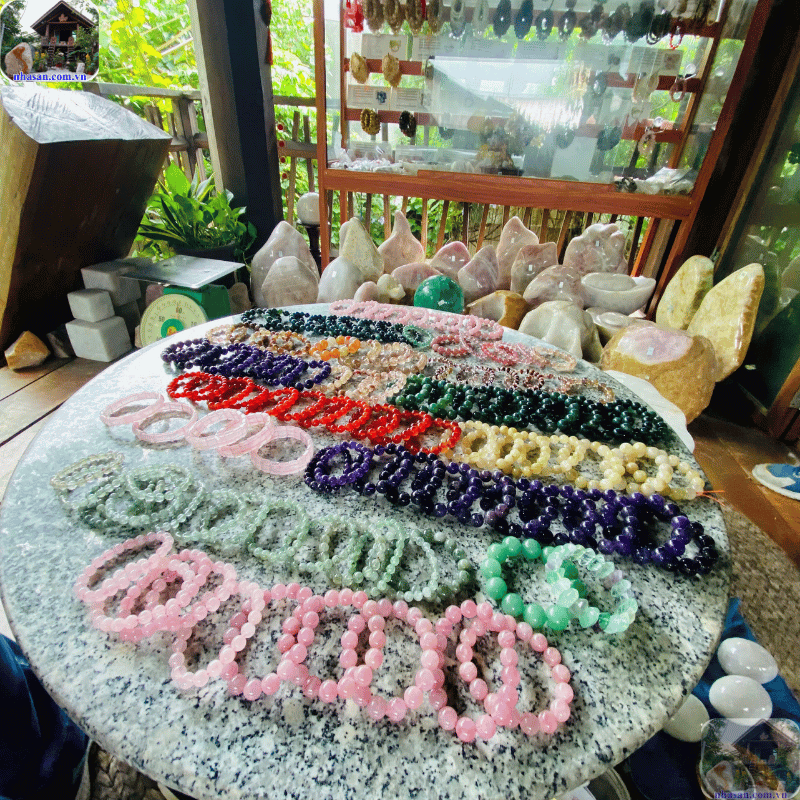 Cửa hàng uy tín phải có kho sản phẩm phong phú, từ trụ đá, quả cầu, đến vòng tay và các vật phẩm điêu khắc Cửa hàng uy tín phải có kho sản phẩm phong phú, từ trụ đá, quả cầu, đến vòng tay và các vật phẩm điêu khắc