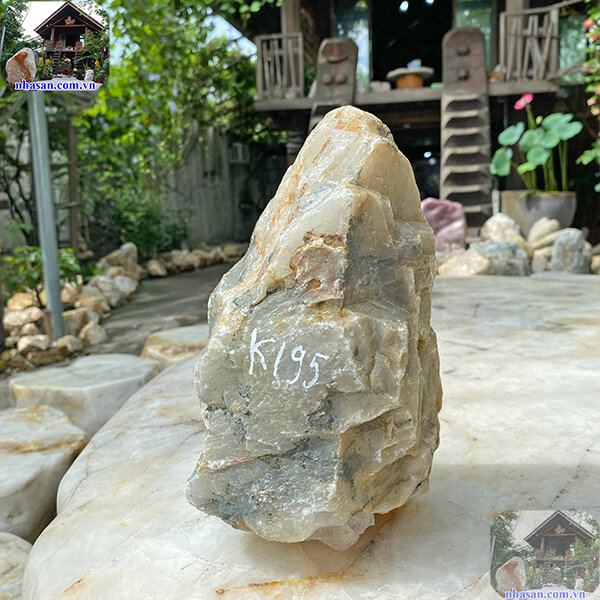 Đá thạch anh thô được đào gùi sâu trong lòng đất Đá thạch anh thô được đào gùi sâu trong lòng đất