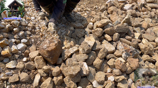 Đá thạch anh thô tự nhiên là loại đá chưa qua chế tác Đá thạch anh thô tự nhiên là loại đá chưa qua chế tác