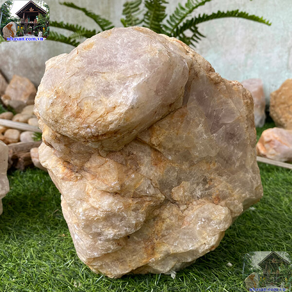 Đá thô có màu sắc, hình dáng và khí chất khác nhau Đá thô có màu sắc, hình dáng và khí chất khác nhau