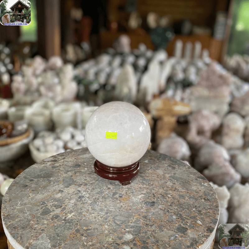 Đá thạch anh thật thường có màu sắc tự nhiên, không quá rực rỡ  Đá thạch anh thật thường có màu sắc tự nhiên, không quá rực rỡ