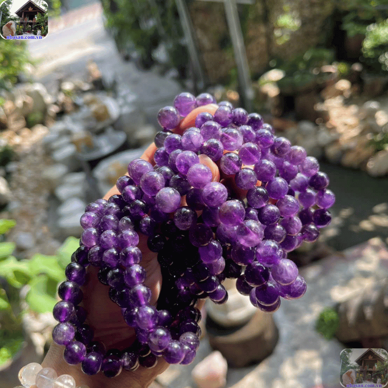 Thạch Anh Tím tự nhiên thường có các vết vân đá, tạp chất hoặc dải màu phân bố không đồng đều Thạch Anh Tím tự nhiên thường có các vết vân đá, tạp chất hoặc dải màu phân bố không đồng đều