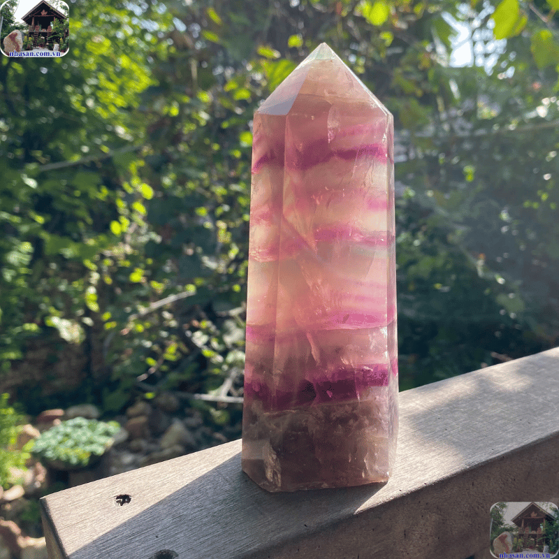 Fluorite thường có độ trong thấp hơn thạch anh, đôi khi có cảm giác như sáp hoặc có độ lấp lánh ít hơn Fluorite thường có độ trong thấp hơn thạch anh, đôi khi có cảm giác như sáp hoặc có độ lấp lánh ít hơn
