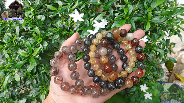 Đá thạch anh tóc với nhiều màu sắc khác nhau Đá thạch anh tóc với nhiều màu sắc khác nhau