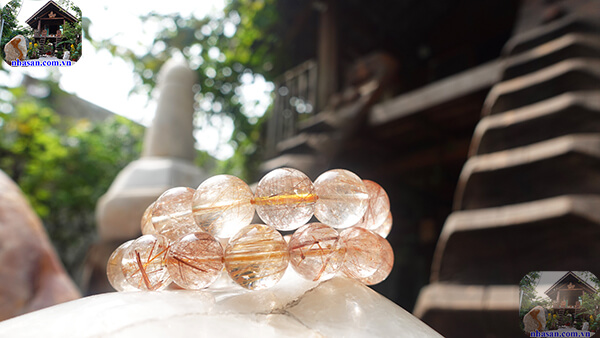 Vẻ đẹp tỏa sáng của thạch anh tóc dưới ánh sáng tự nhiên Vẻ đẹp tỏa sáng của thạch anh tóc dưới ánh sáng tự nhiên