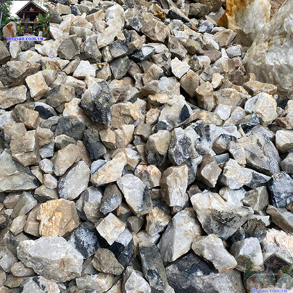 Đá thạch anh tóc đen thô vụn hiếm chỉ có tại Nhà Sàn Tây Nguyên Đá thạch anh tóc đen thô vụn hiếm chỉ có tại Nhà Sàn Tây Nguyên