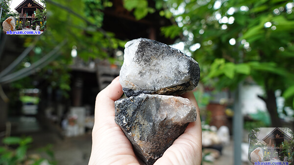 Đá thạch anh tóc đen vụn thô chứa năng lượng dương cao Đá thạch anh tóc đen vụn thô chứa năng lượng dương cao