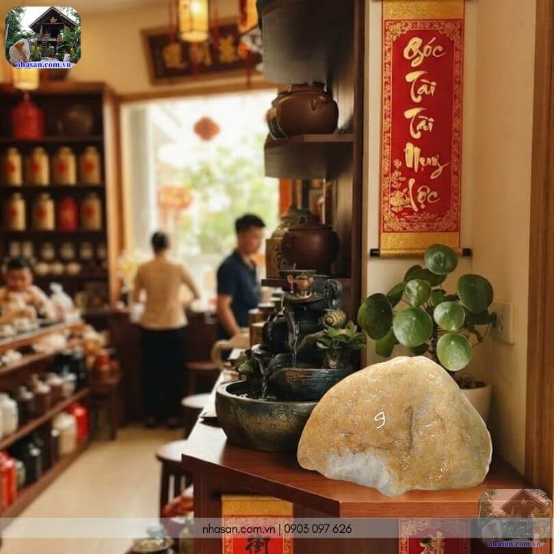Đặt viên đá thạch anh trắng nguyên khối 9kg tại cửa hàng kinh doanh để thu hút vượng khí và tài lộc Đặt viên đá thạch anh trắng nguyên khối 9kg tại cửa hàng kinh doanh để thu hút vượng khí và tài lộc