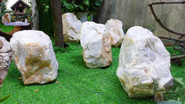 Đá thạch anh trắng thô nguyên khối dùng trong trấn trạch Đá thạch anh trắng thô nguyên khối dùng trong trấn trạch