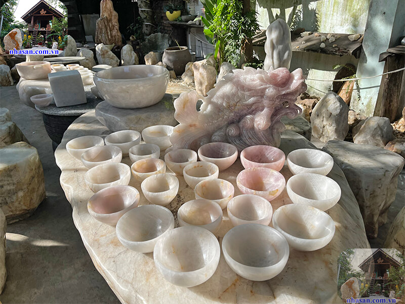 Giá đá thạch anh tự nhiên luôn dao động theo thị trường Natural quartz stone prices always fluctuate according to the market