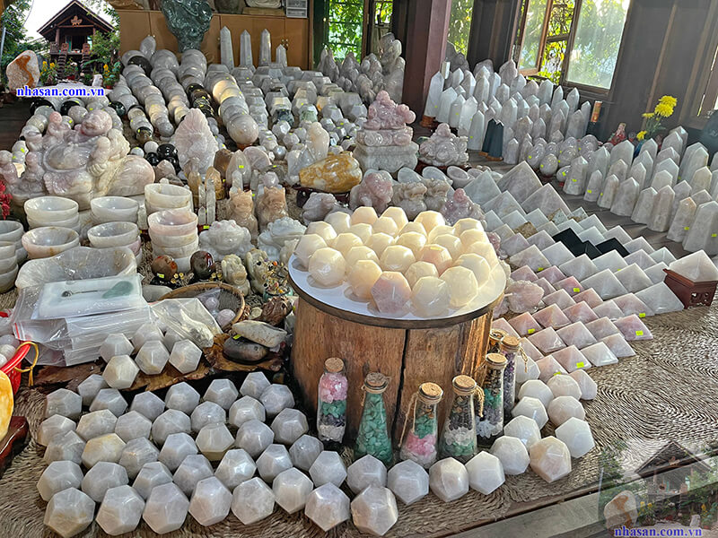 Nhà Sàn Tây Nguyên chuyên cung cấp đá thạch anh tự nhiên Nha San Tay Nguyen specializes in providing natural quartz stone