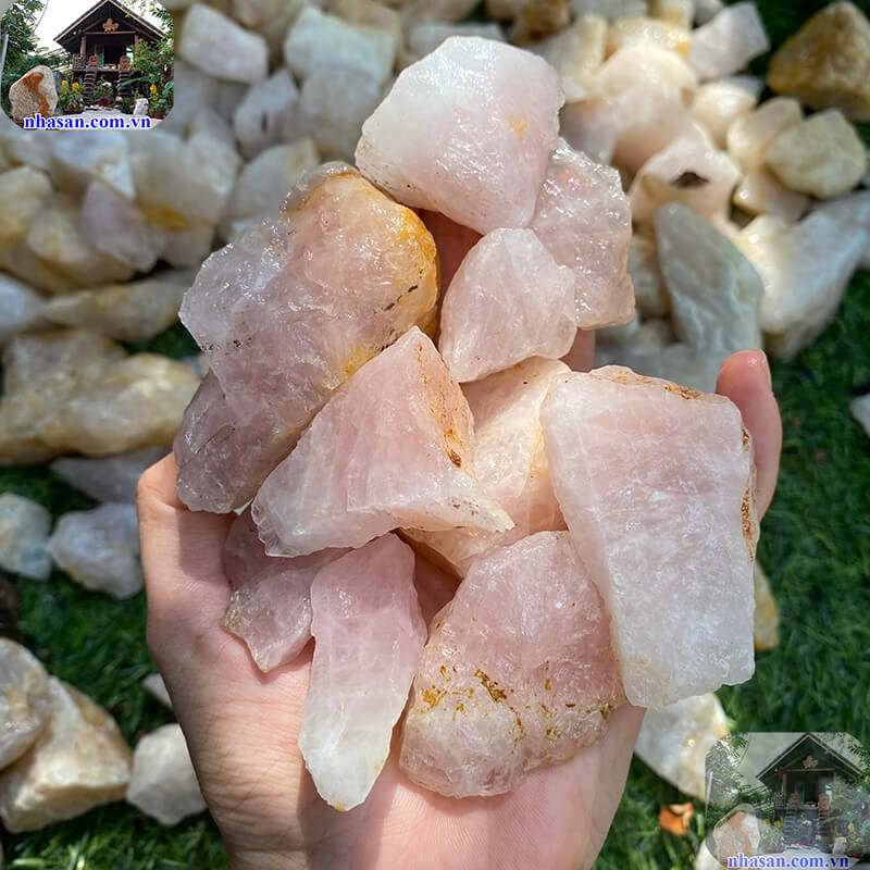 Đá thạch anh hồng vụn được đập và cắt thành dạng vụn nhỏ Đá thạch anh hồng vụn được đập và cắt thành dạng vụn nhỏ