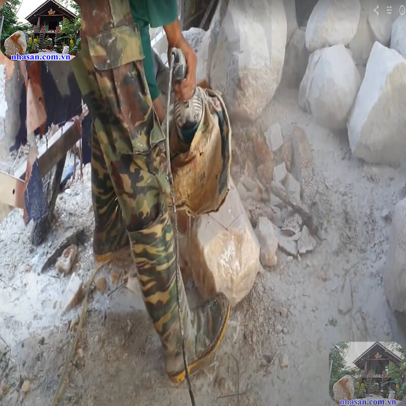 Đá thạch anh vụn là các mảnh vụn còn sót lại từ thạch anh thô khối Đá thạch anh vụn là các mảnh vụn còn sót lại từ thạch anh thô khối