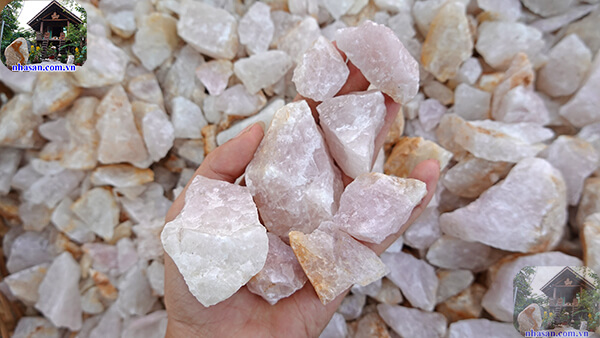 Đá thạch anh vụn hồng 1x2cm được đập từ đá nguyên khối Đá thạch anh vụn hồng 1x2cm được đập từ đá nguyên khối