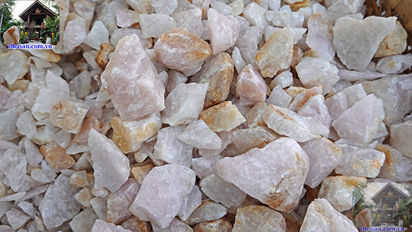 Đá thạch anh vụn hồng 1x2cm giúp việc rải nền trở nên dễ dàng Đá thạch anh vụn hồng 1x2cm giúp việc rải nền trở nên dễ dàng
