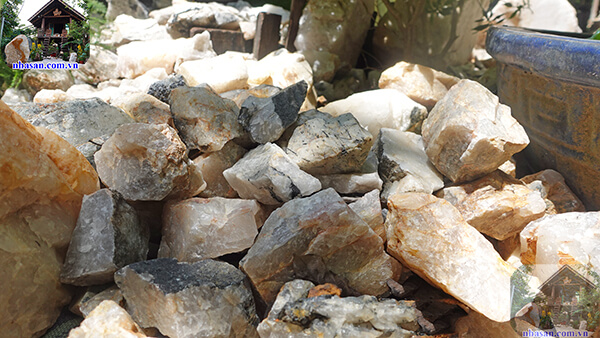 Đá thạch anh vụn rải bể phốt Đá thạch anh vụn rải bể phốt
