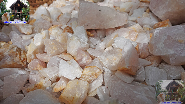 Đá thạch anh vụn hồng tự nhiên rải chậu cây Đá thạch anh vụn hồng tự nhiên rải chậu cây