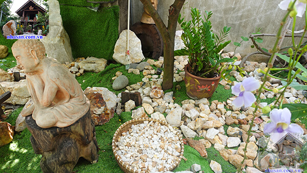 Thạch anh vụn còn được dùng để trang trí tiểu cảnh sân vườn Thạch anh vụn còn được dùng để trang trí tiểu cảnh sân vườn