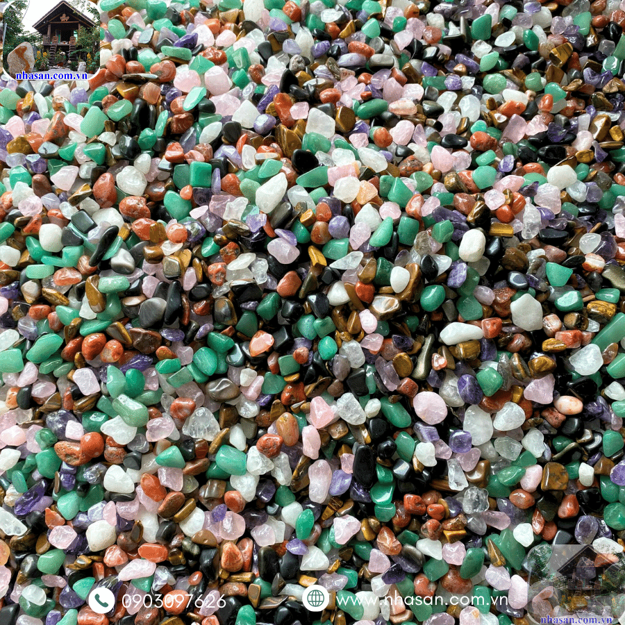 Thạch anh vụn ngũ sắc được dùng để rải phía trên Thạch anh vụn ngũ sắc được dùng để rải phía trên
