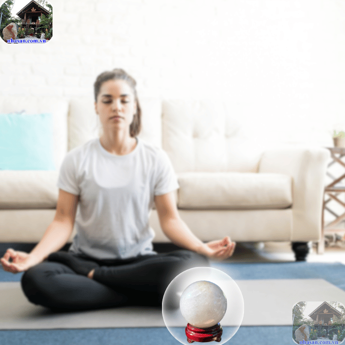 Ngồi thiền với tư thế thoải mái, có thể ngồi xếp bằng hoặc ngồi trên bàn thiền Ngồi thiền với tư thế thoải mái, có thể ngồi xếp bằng hoặc ngồi trên bàn thiền