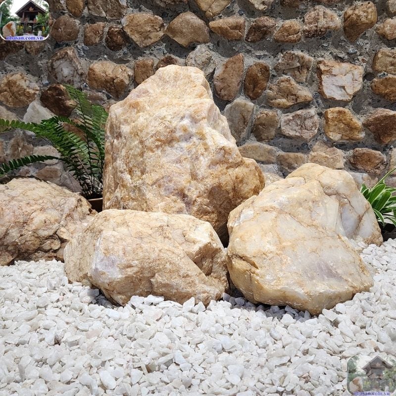Đá trấn cổng là những khối đá hoàn toàn tự nhiên được lựa chọn kỹ lưỡng để đặt tại khu vực cổng chính của một công trình Đá trấn cổng là những khối đá hoàn toàn tự nhiên được lựa chọn kỹ lưỡng để đặt tại khu vực cổng chính của một công trình