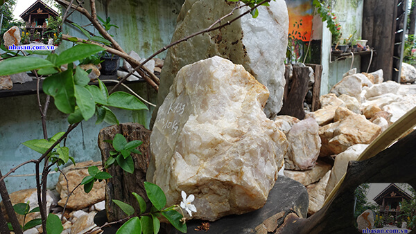 Đá thạch anh thô đặt trước cửa nhà Đá thạch anh thô đặt trước cửa nhà