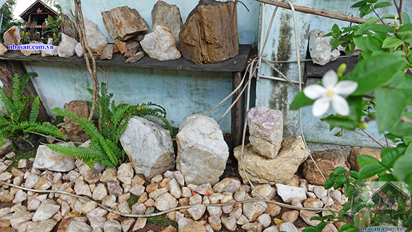 Đá thạch anh thô đặt góc nhà Đá thạch anh thô đặt góc nhà