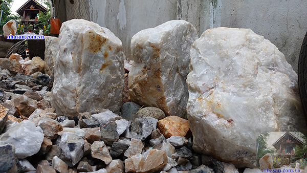 Thạch anh vụn là sản phẩm dư thừa từ thạch anh nguyên khối Thạch anh vụn là sản phẩm dư thừa từ thạch anh nguyên khối