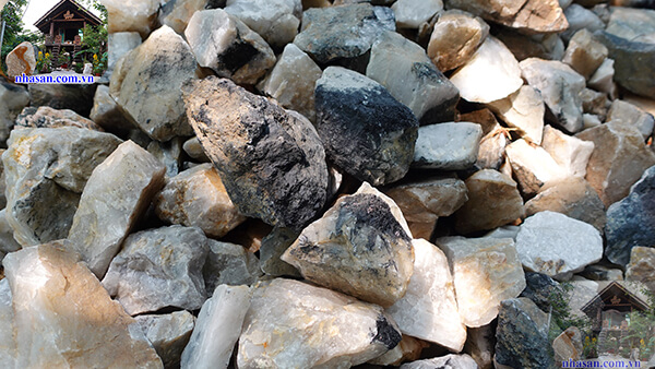 Đá thạch anh tóc đen thô vụn 4x6cm Đá thạch anh tóc đen thô vụn 4x6cm