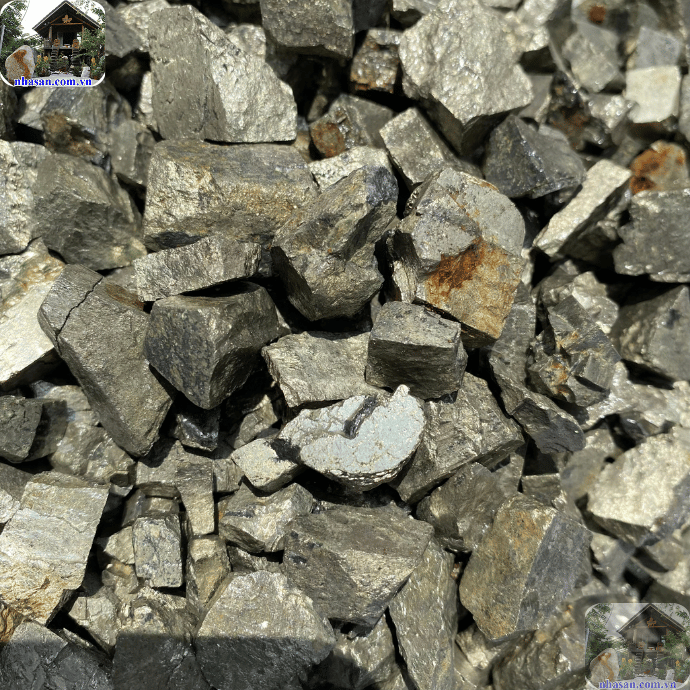 Pyrite cũng cần được thanh tẩy định kỳ để loại bỏ các năng lượng tiêu cực Pyrite cũng cần được thanh tẩy định kỳ để loại bỏ các năng lượng tiêu cực