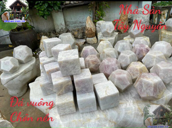 Mỗi một cục đá vuông sẽ có kích cỡ trọng lượng không đều nhau Mỗi một cục đá vuông sẽ có kích cỡ trọng lượng không đều nhau