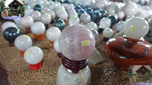 Quả cầu đá thạch anh hồng đặt phòng ngủ Quả cầu đá thạch anh hồng đặt phòng ngủ