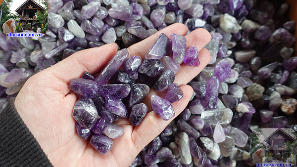 Đặt thạch anh tím vụn dưới gối giúp ngủ sâu giấc Đặt thạch anh tím vụn dưới gối giúp ngủ sâu giấc