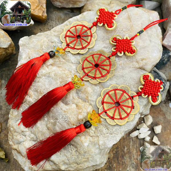 10 đồng xu nhỏ xếp hình hoa mai kết hợp 2 đồng xu lớn được tết bằng sợi chỉ đỏ. 10 đồng xu nhỏ xếp hình hoa mai kết hợp 2 đồng xu lớn được tết bằng sợi chỉ đỏ.