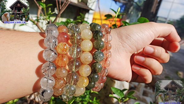 Trang sức đá có nhiều kích thước, kiểu dáng phù hợp Trang sức đá có nhiều kích thước, kiểu dáng phù hợp