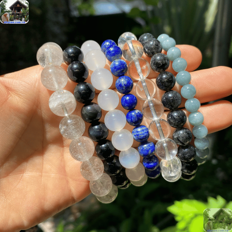 Một số người tin rằng vết nứt là một lời cảnh báo từ viên đá, nhắc nhở chủ nhân nên cẩn thận Một số người tin rằng vết nứt là một lời cảnh báo từ viên đá, nhắc nhở chủ nhân nên cẩn thận