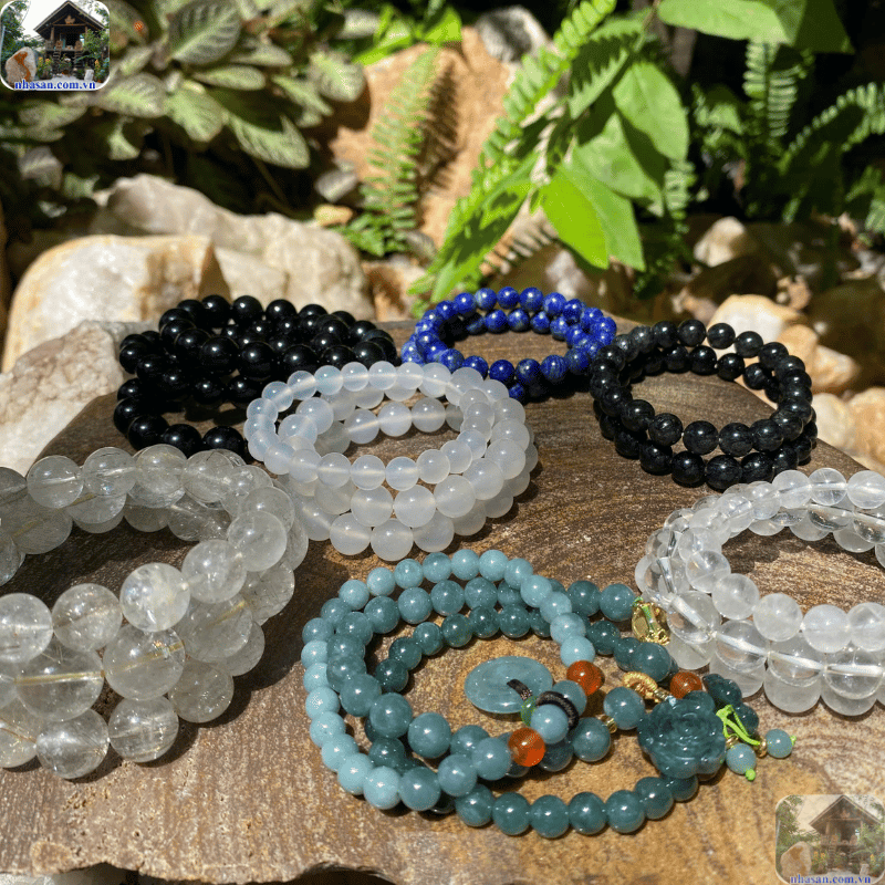 Vòng đá được đeo trên tay hàng ngày, khó tránh khỏi những va chạm vô ý  Vòng đá được đeo trên tay hàng ngày, khó tránh khỏi những va chạm vô ý