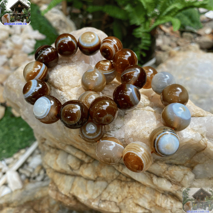 Đeo đá mã não tự nhiên sẽ đem lại hiệu quả phong thủy hơn mã não nhân tạo Đeo đá mã não tự nhiên sẽ đem lại hiệu quả phong thủy hơn mã não nhân tạo