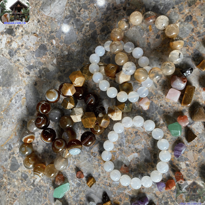 Người kinh doanh thường đeo vòng mã não để thu hút tài lộc Người kinh doanh thường đeo vòng mã não để thu hút tài lộc