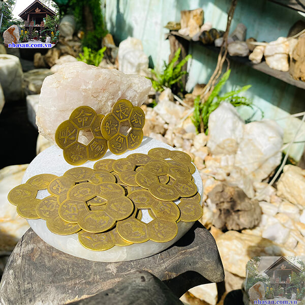 Tiền xu hoa mai giúp đem lại những điều tốt lành Tiền xu hoa mai giúp đem lại những điều tốt lành